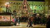 Weihnachtsmarkt auf dem Domplatz in Salzburg, Österreich