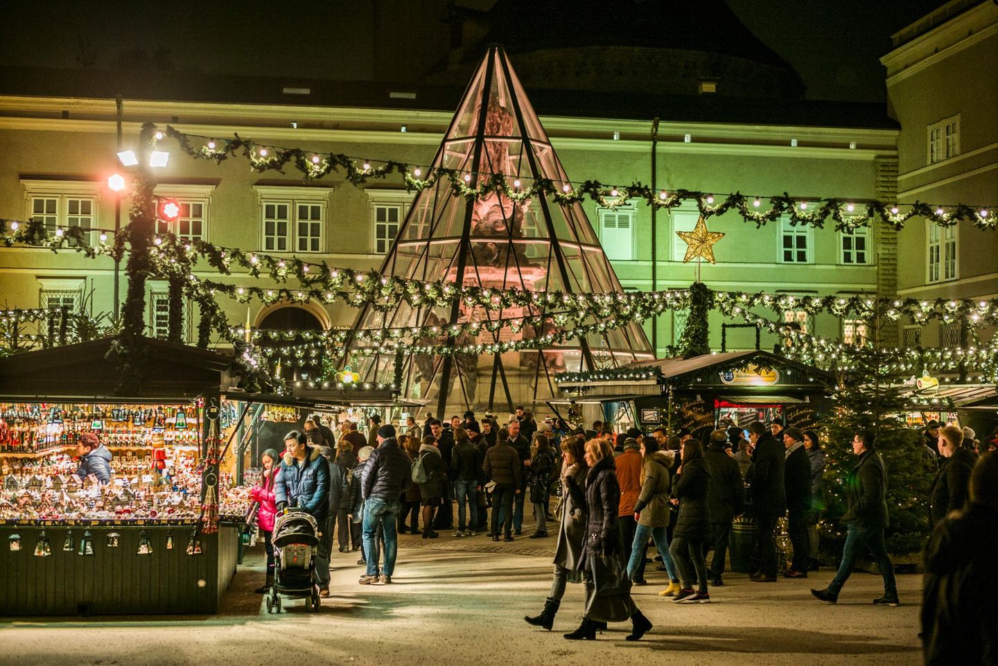 Weihnachtsmarkt auf dem Domplatz in Salzburg, Österreich