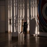 Mann trägt Gemälde aus Gebäude