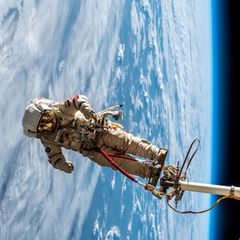 Riskant, aber gut geplant: Ein Außenbordeinsatz auf der Raumstation ISS zeigt, wie Gefahren vorbeugend minimiert werden können.
