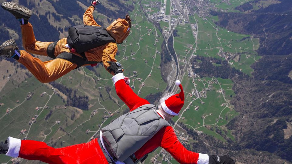 Das Risiko eines Fallschirmsprunges setzen Experten mit 7 "Mikromort" an - genau wie das eines Tauchgangs mit Pressluftflaschen.