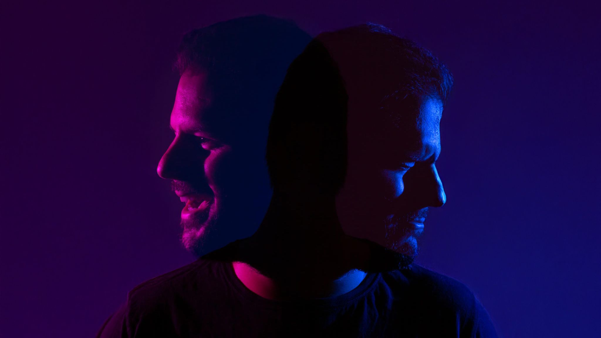 zwei Gesichter vom gleichen Mann. Eins glücklich, eins traurig