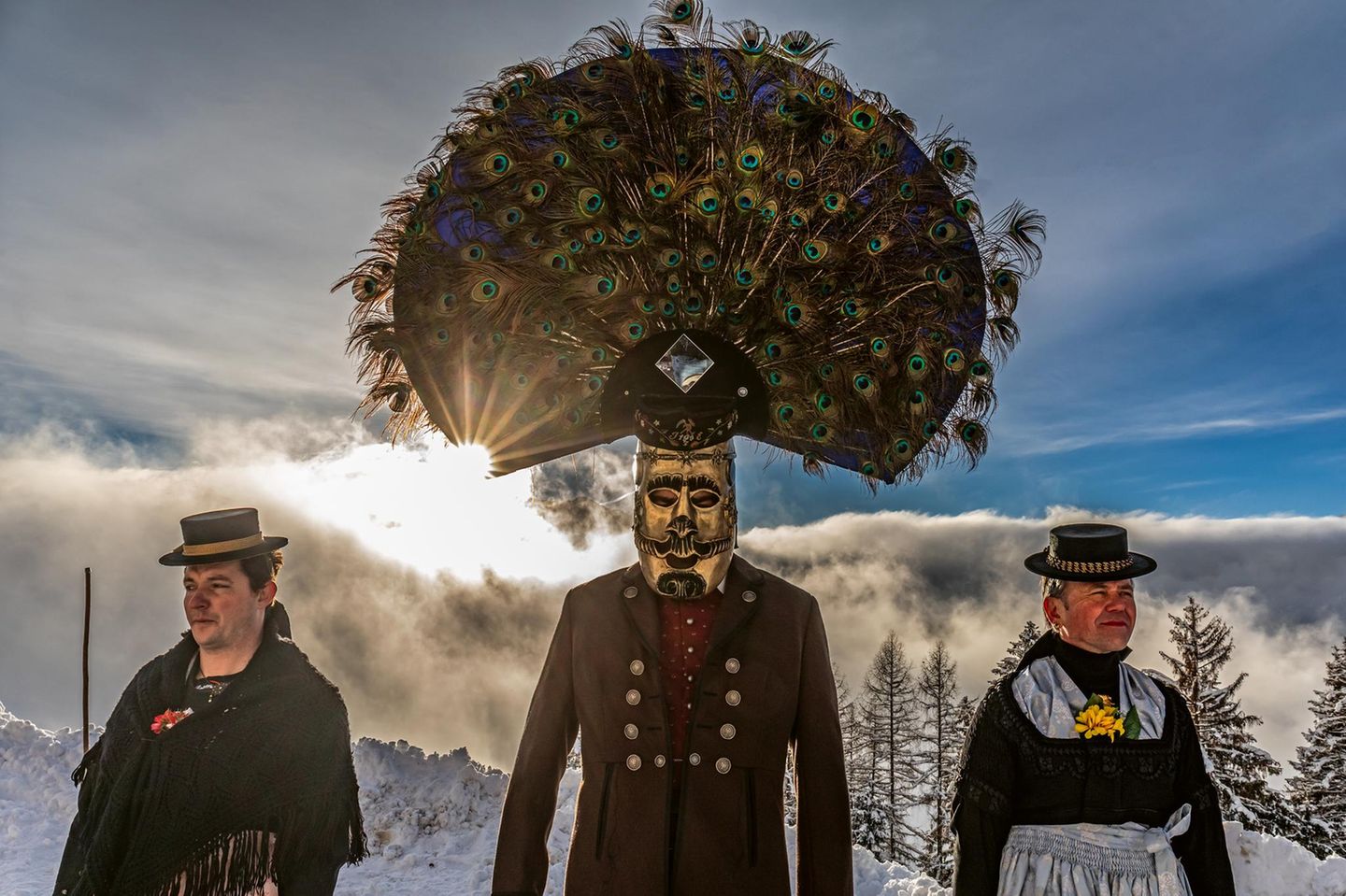 Am Neujahrstag ziehen in Goldegg "Schönperchten" über die Straßen. Der alte Brauch wurde erst 1995 wiederbelebt: In den goldenen Spiegelmasken sollen die bösen Wintergeister ihr eigenes Antlitz sehen – und vor Schreck die Flucht ergreifen.