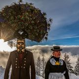 Am Neujahrstag ziehen in Goldegg "Schönperchten" über die Straßen. Der alte Brauch wurde erst 1995 wiederbelebt: In den goldenen Spiegelmasken sollen die bösen Wintergeister ihr eigenes Antlitz sehen – und vor Schreck die Flucht ergreifen.