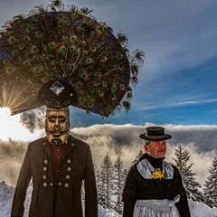 Am Neujahrstag ziehen in Goldegg "Schönperchten" über die Straßen. Der alte Brauch wurde erst 1995 wiederbelebt: In den goldenen Spiegelmasken sollen die bösen Wintergeister ihr eigenes Antlitz sehen – und vor Schreck die Flucht ergreifen.