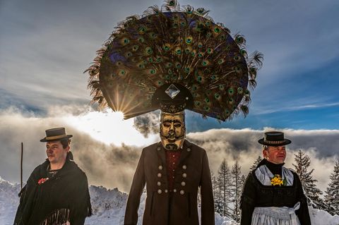 Am Neujahrstag ziehen in Goldegg "Schönperchten" über die Straßen. Der alte Brauch wurde erst 1995 wiederbelebt: In den goldenen Spiegelmasken sollen die bösen Wintergeister ihr eigenes Antlitz sehen – und vor Schreck die Flucht ergreifen.