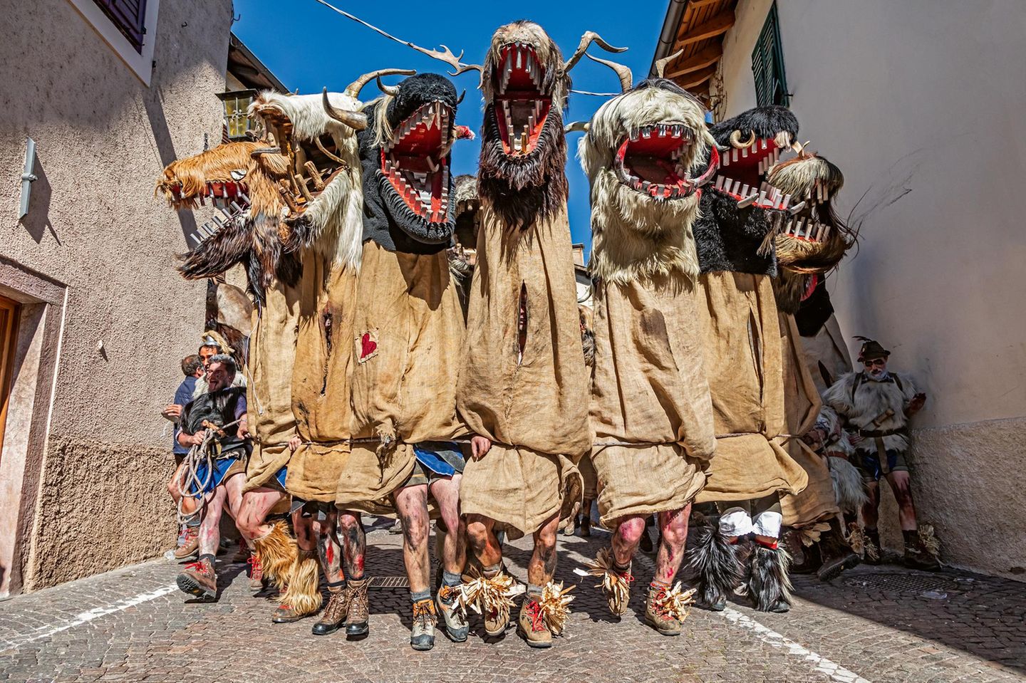 Alle zwei Jahre wird es am Faschingsdienstag im sonst beschaulichen Weinort Tramin in Südtirol laut und wild: Dann geistern beim Egetmann-Umzug furchterregende Riesen mit Fellköpfen durch die Gassen und schnappen um sich.