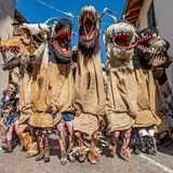 Alle zwei Jahre wird es am Faschingsdienstag im sonst beschaulichen Weinort Tramin in Südtirol laut und wild: Dann geistern beim Egetmann-Umzug furchterregende Riesen mit Fellköpfen durch die Gassen und schnappen um sich.