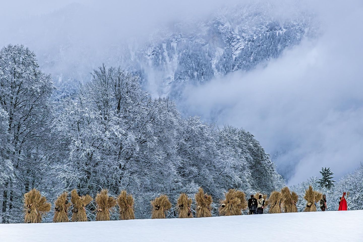 Schon im Dezember ziehen in Berchtesgaden die Buttmandl, Kramperln und Ganggerln über das Land: In Stroh- oder Fellkostümen begleiten sie den heiligen Nikolaus, der in den Häusern der Dörfer die guten und schlechten Taten des Jahres erfasst – und so die Kontrolle über die Geister zurückgewinnt.