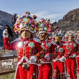 Mit einem Pferdeschweif in der Hand entfachen die "Lanzettes" im italienischen Valle del Gran San Bernardo symbolisch den kalten Gebirgswind, der alles Böse vertreiben soll. Ihre roten Kostüme erinnern an die Soldaten Napoleons, die hier im Mai 1800 die Dörfer ausplünderten.