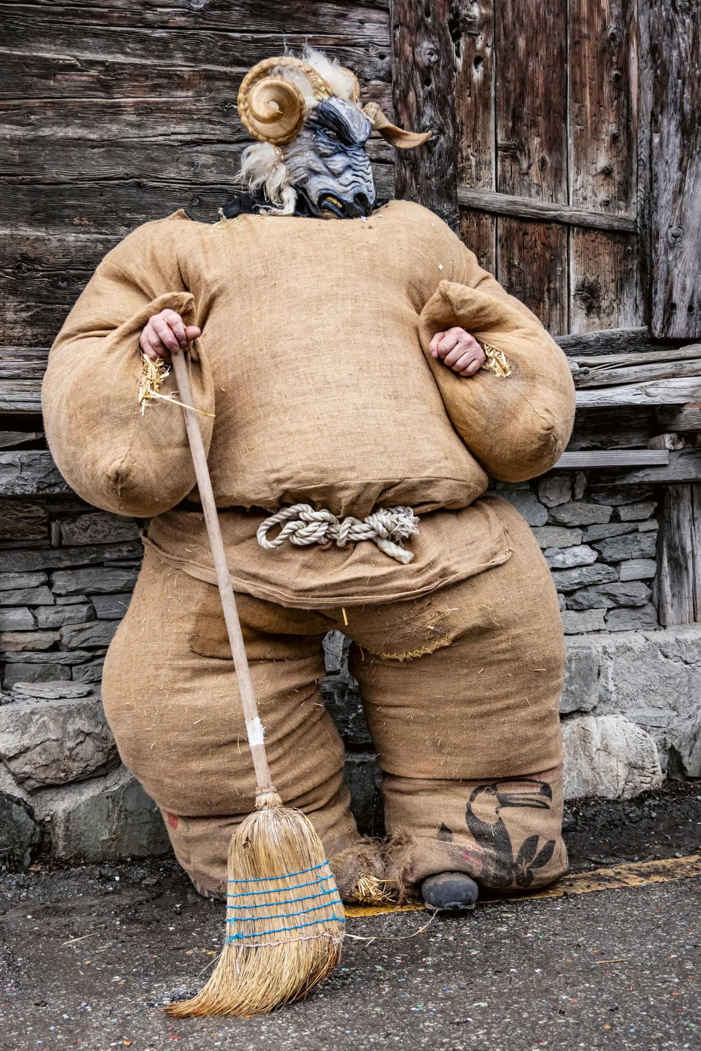 Übergewichtige Riesen beherrschen am Faschingssonntag das Dorf Evolène in der Schweiz: Die Jutesäcke ihrer Verkleidungen sind mit Stroh ausgefüllt. Mit Reisigbesen versprühen die Empaillés eifrig Schmutzwasser aus den Pfützen der Straße: So soll das Tal für das Jahr vor Unglück geschützt werden.