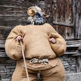 Übergewichtige Riesen beherrschen am Faschingssonntag das Dorf Evolène in der Schweiz: Die Jutesäcke ihrer Verkleidungen sind mit Stroh ausgefüllt. Mit Reisigbesen versprühen die Empaillés eifrig Schmutzwasser aus den Pfützen der Straße: So soll das Tal für das Jahr vor Unglück geschützt werden.