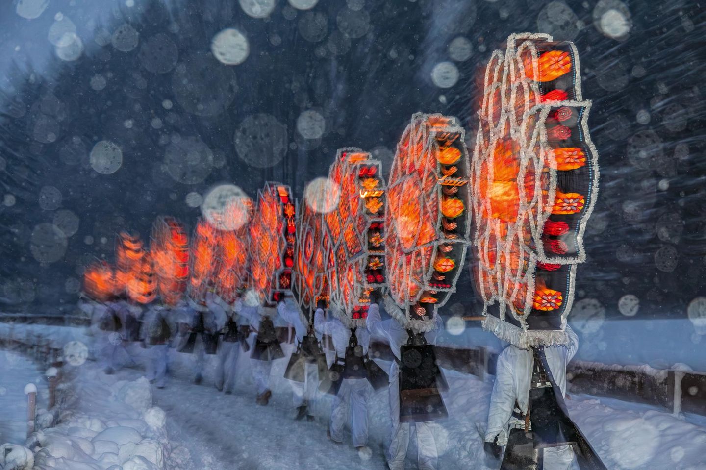 Spektakuläre Lichtgestalten wandern im österreichischen Alt-Ebensee durch die Januar-Rauhnacht: In ihren schweren, leuchtenden Kappen tragen die Glöckler Kerzen – und treiben damit die Dunkelheit aus. 