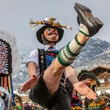 Beim Mullen und Matschgern tragen Tiroler der Dörfer Mühlau, Arzl, Rum, Thaur und Absam den uralten Kampf zwischen Sonne und Finsternis, Gut und Böse, jährlich neu aus. Die Melcher, Vertreter des Sommers oder des Frühlings, tanzen den Plattler.