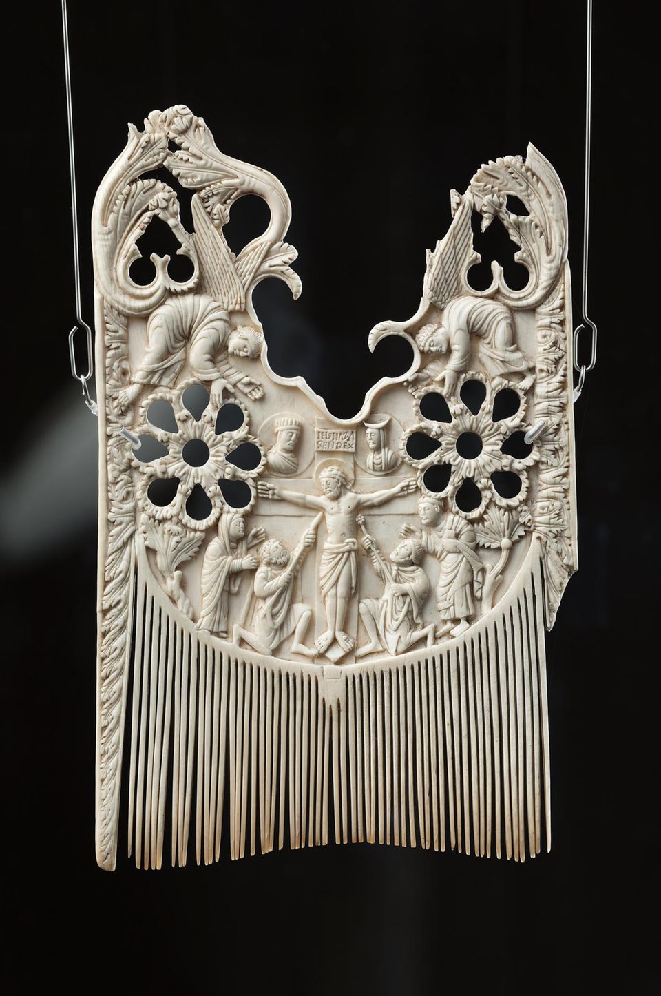 Kamm mit Heiligenfiguren aus Elfenbein