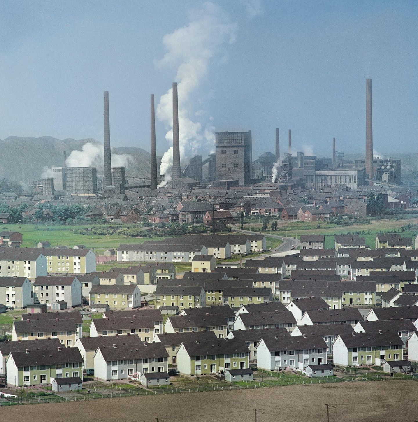 Eine Zeche mit davorliegenden Wohnhäusern