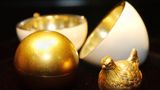 Das erste Fabergé Ei und ein Teil der Überraschung