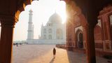 Die Sonne scheint über dem Taj Mahal in Indien