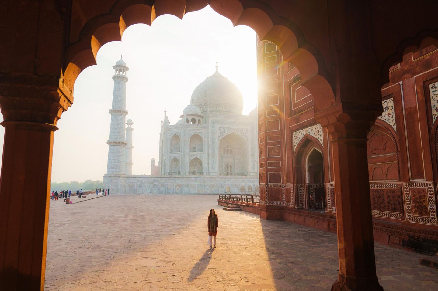 Die Sonne scheint über dem Taj Mahal in Indien