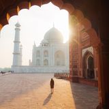 Die Sonne scheint über dem Taj Mahal in Indien