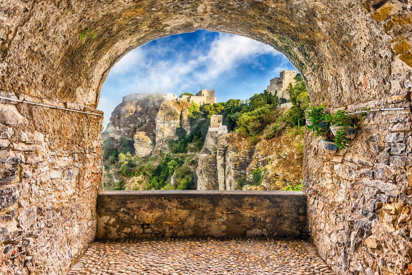 Balkon mit Blick auf die mittelalterliche Burg von Erice