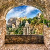 Balkon mit Blick auf die mittelalterliche Burg von Erice
