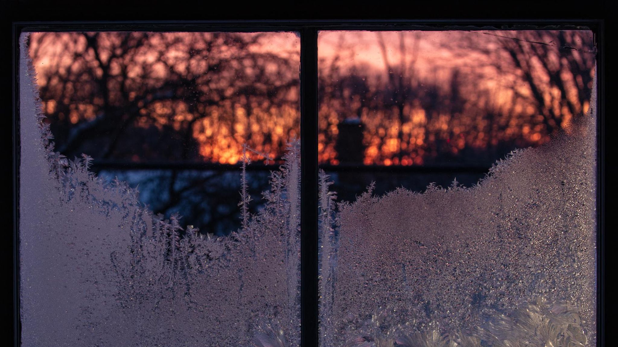 Wie gerahmte Kunstwerke erscheinen die gefrorenen ­Fenster auf Peter A. Jeschkes alter Farm im Osten der USA. Das Licht der ­aufgehenden Sonne bricht sich in den Kristallstrukturen
