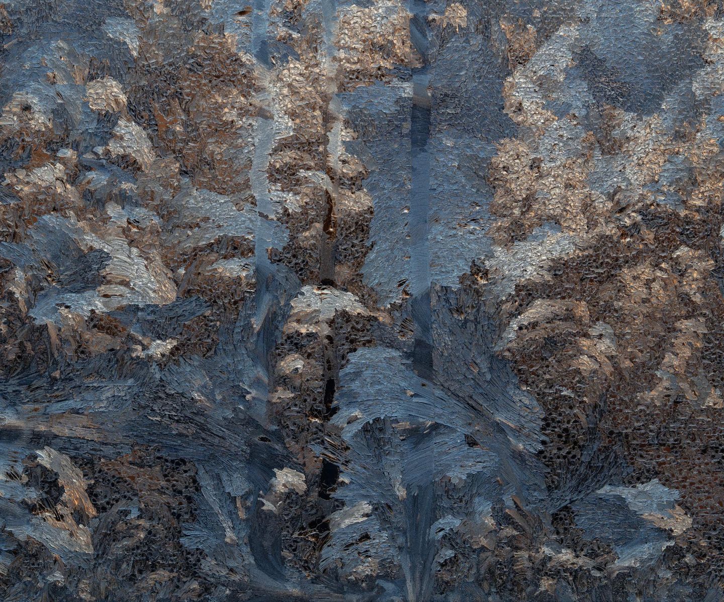 Je feuchter der Raum, desto dicker die Eisschicht auf der Scheibe. Jeschkes liebste Motive entstanden auf dem Fenster neben seinem Bett