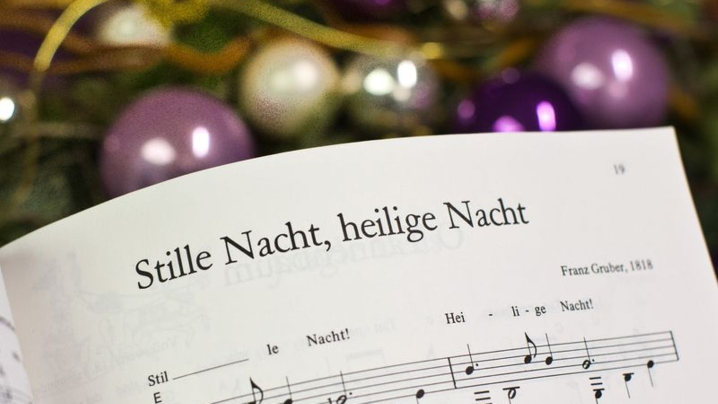 Weihnachten hören, riechen, fühlen: Musik und Rituale sind für Menschen mit Demenz wertvolle Anker. Foto: Michael Kappeler/dpa/d