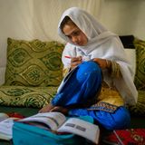 Ein Mädchen mit Kopftuch