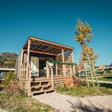 Wer hier übernachtet, wählt zwischen stilvollen Lodge-Zelten, charmanten Cottages und lauschigen Stellplätzen mit Seeblick – ganz nach persönlichem Lieblingsplatzgefühl. Dazu gibt es im Bistrot del Lago feine norditalienische Küche zu genießen, die nach Spaziergängen durch das verschneite Val Sabbia doppelt so gut schmeckt. Und wer in Weihnachtsstimmung kommen möchte, macht einen Abstecher ins festlich beleuchtete Anfo.