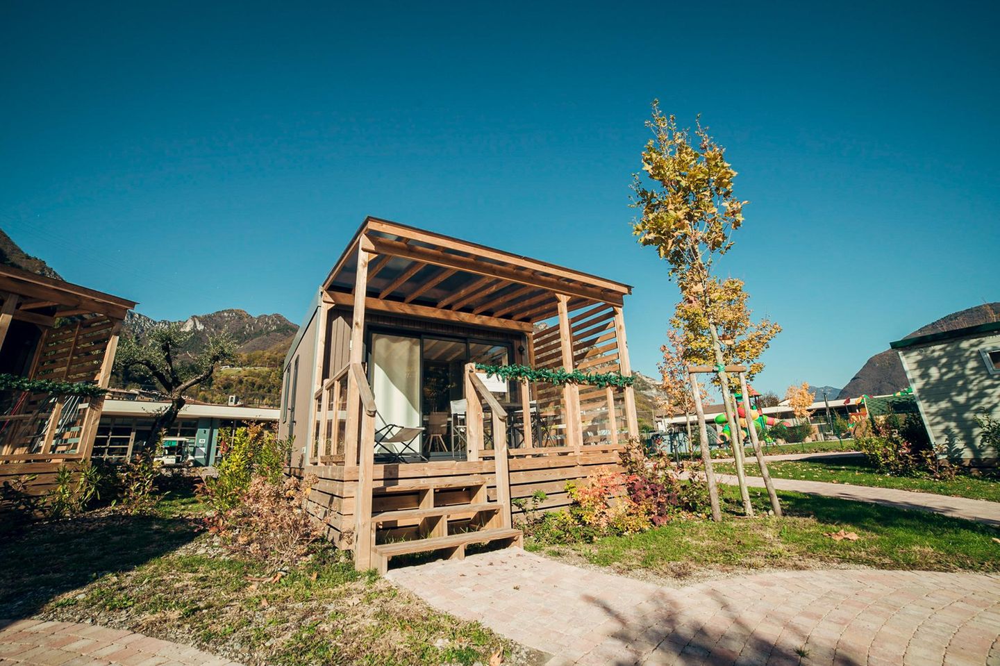 Wer hier übernachtet, wählt zwischen stilvollen Lodge-Zelten, charmanten Cottages und lauschigen Stellplätzen mit Seeblick – ganz nach persönlichem Lieblingsplatzgefühl. Dazu gibt es im Bistrot del Lago feine norditalienische Küche zu genießen, die nach Spaziergängen durch das verschneite Val Sabbia doppelt so gut schmeckt. Und wer in Weihnachtsstimmung kommen möchte, macht einen Abstecher ins festlich beleuchtete Anfo.