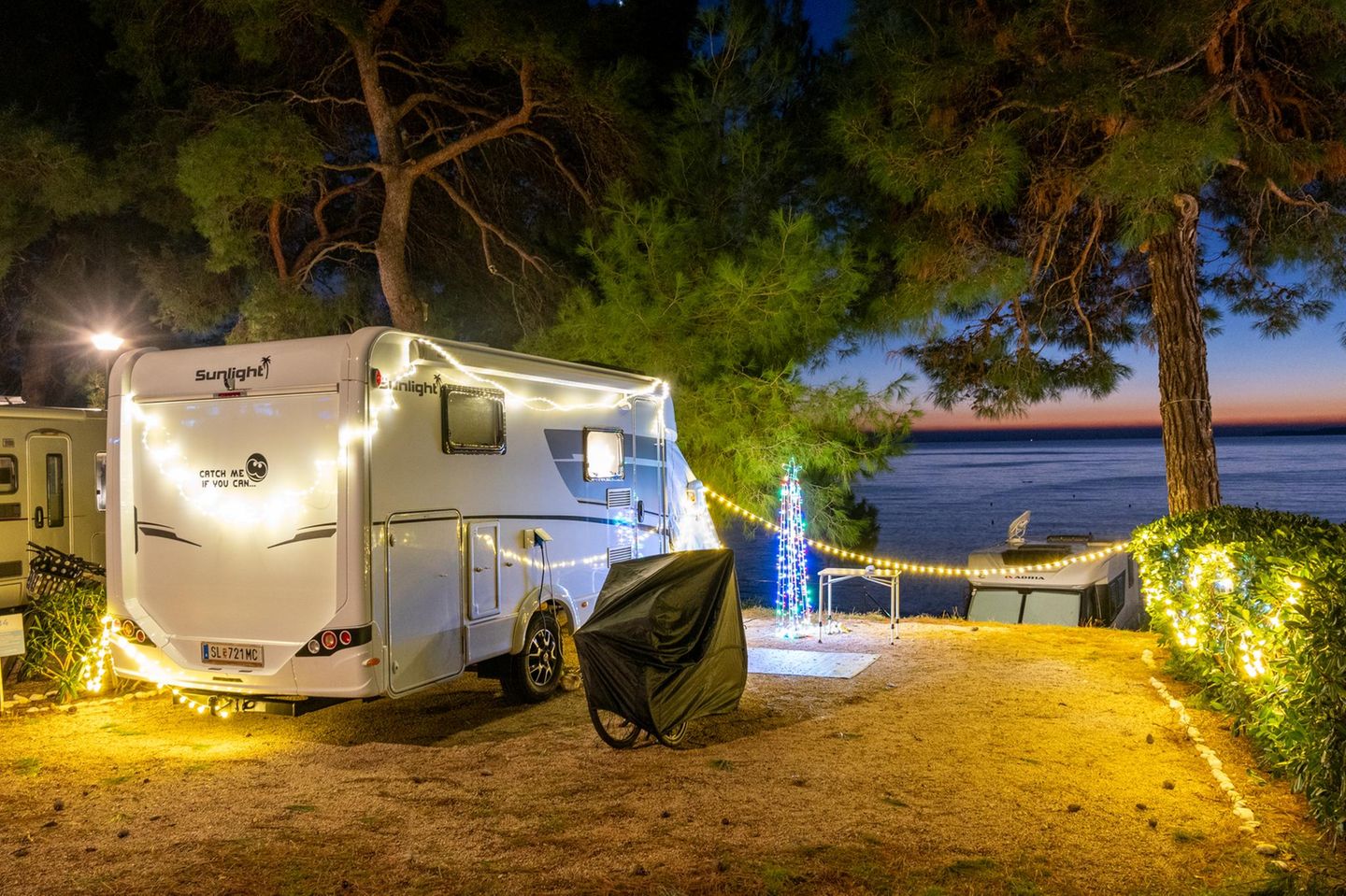 Türkisblaues Meer, Pinien und mildes Mittelmeerklima – auf der Insel Lošinj lässt es sich über die Feiertage gut aushalten. Der Campingplatz Čikat liegt idyllisch in einer Bucht nahe Mali Lošinj, der größten Stadt der kroatischen Inseln. Ob zu Fuß oder mit dem Fahrrad, zahlreiche Spazierwege laden dazu ein, die Umgebung zu erkunden. Und zur Weihnachtszeit übernachten Gäste hier in festlich geschmückten Glampingzelten, Mobile Homes oder auf Stellplätzen mit Meerblick. Überhaupt wird die Anlage im Dezember zum kleinen Festdorf: Gemeinsames Baumschmücken, kreatives Kinderprogramm und Märkte mit regionalen Spezialitäten sorgen für gute Laune und festliche Stimmung. Und Sportliche begrüßen das neue Jahr beim Neujahrsschwimmen oder Stand-Up-Paddling-Rennen in der Bucht.
