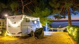 Türkisblaues Meer, Pinien und mildes Mittelmeerklima – auf der Insel Lošinj lässt es sich über die Feiertage gut aushalten. Der Campingplatz Čikat liegt idyllisch in einer Bucht nahe Mali Lošinj, der größten Stadt der kroatischen Inseln. Ob zu Fuß oder mit dem Fahrrad, zahlreiche Spazierwege laden dazu ein, die Umgebung zu erkunden. Und zur Weihnachtszeit übernachten Gäste hier in festlich geschmückten Glampingzelten, Mobile Homes oder auf Stellplätzen mit Meerblick. Überhaupt wird die Anlage im Dezember zum kleinen Festdorf: Gemeinsames Baumschmücken, kreatives Kinderprogramm und Märkte mit regionalen Spezialitäten sorgen für gute Laune und festliche Stimmung. Und Sportliche begrüßen das neue Jahr beim Neujahrsschwimmen oder Stand-Up-Paddling-Rennen in der Bucht.