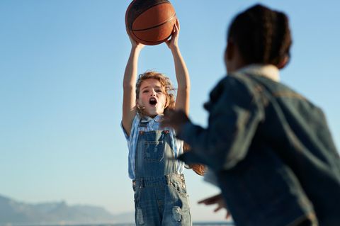 Kind wirft Basketball