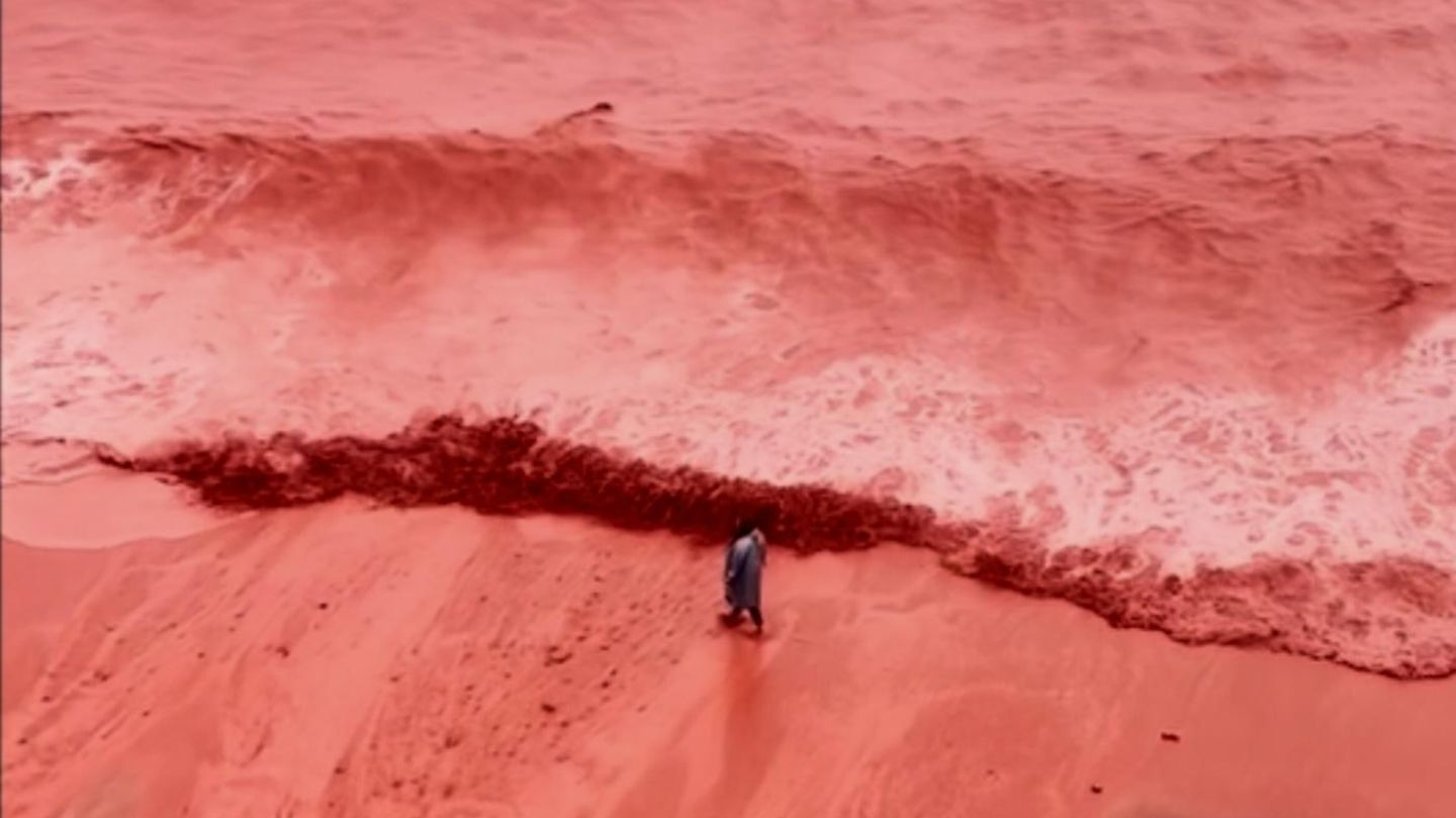 Insel-Hormus-Besonderes-Naturph-nomen-Das-Meer-im-Iran-f-rbt-sich-rot