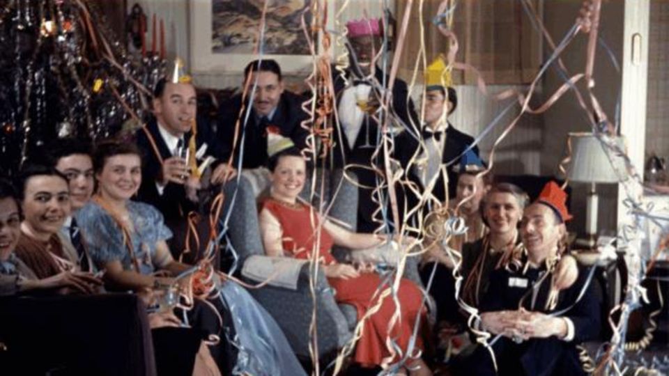 Ein Foto einer Gruppe, die Silvester feiert