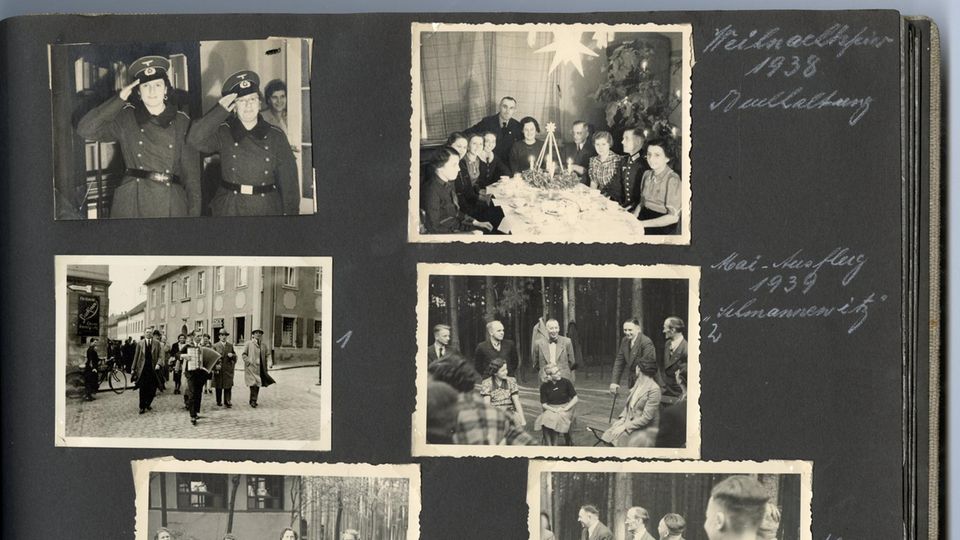 Eine Albumseite mit verschiedenen Festfotos