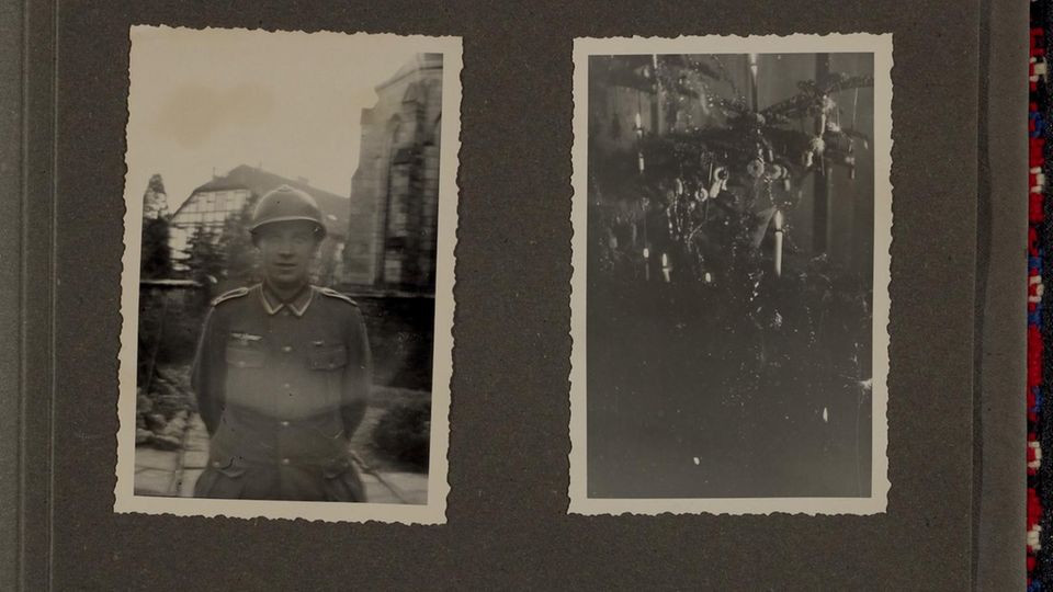 Eine Seite in einem Fotoalbum mit zwei Bildern, eines zeigt einen Soldaten, das andere einen geschmückten Baum