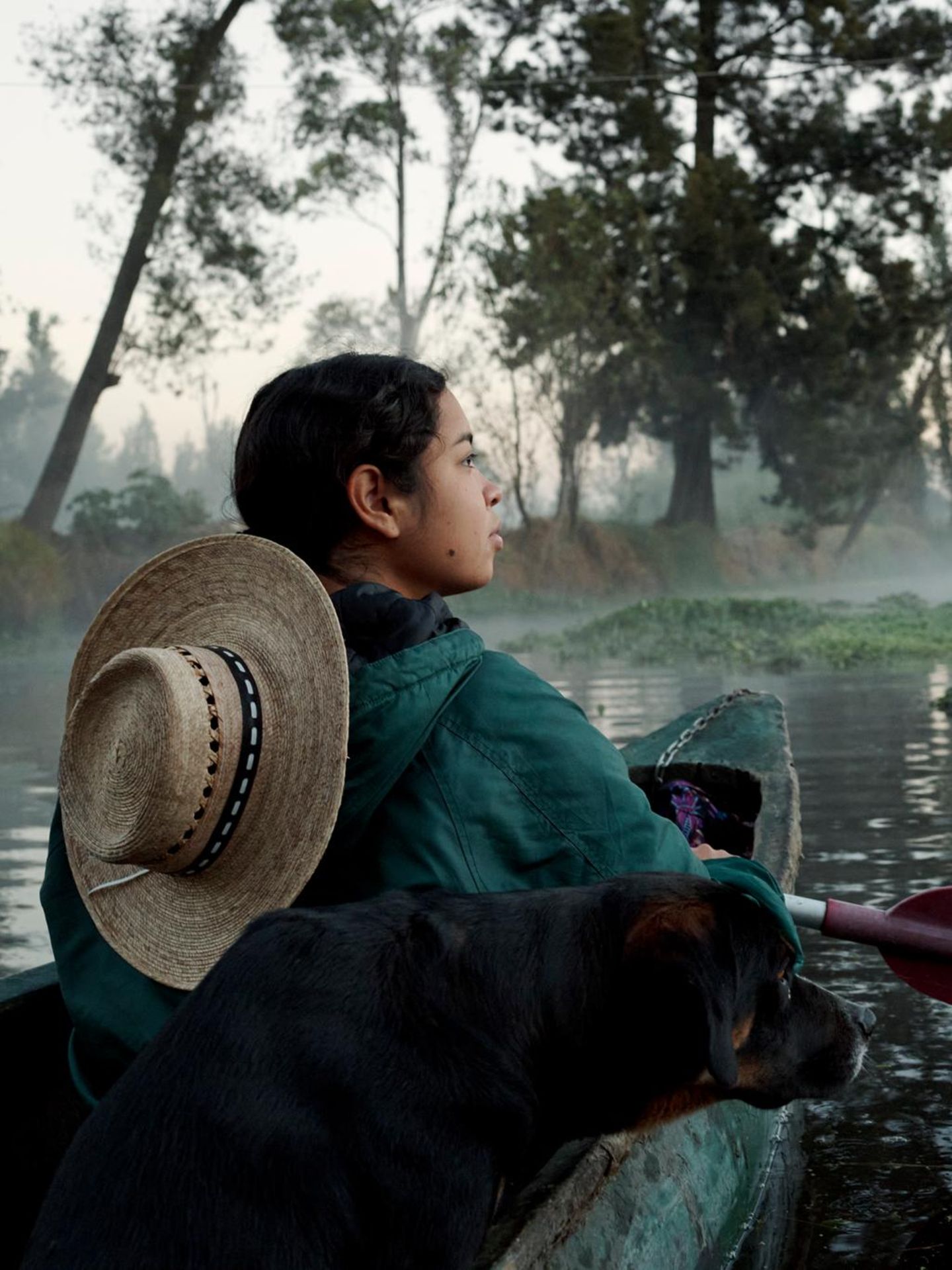 Mixtli Barrera Fernández paddelt durch die schwimmenden Gärten