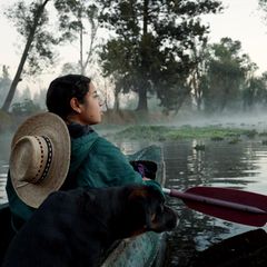 Mixtli Barrera Fernández paddelt durch die schwimmenden Gärten