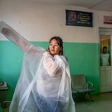 Dr. Naranjargal Dashdorj zieht im Krankenhaus der Provinz Govi-Altai einen Krankenhauskittel an