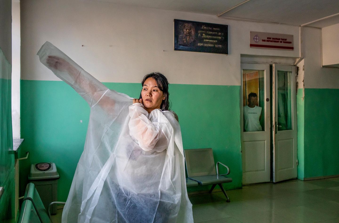 Dr. Naranjargal Dashdorj zieht im Krankenhaus der Provinz Govi-Altai einen Krankenhauskittel an