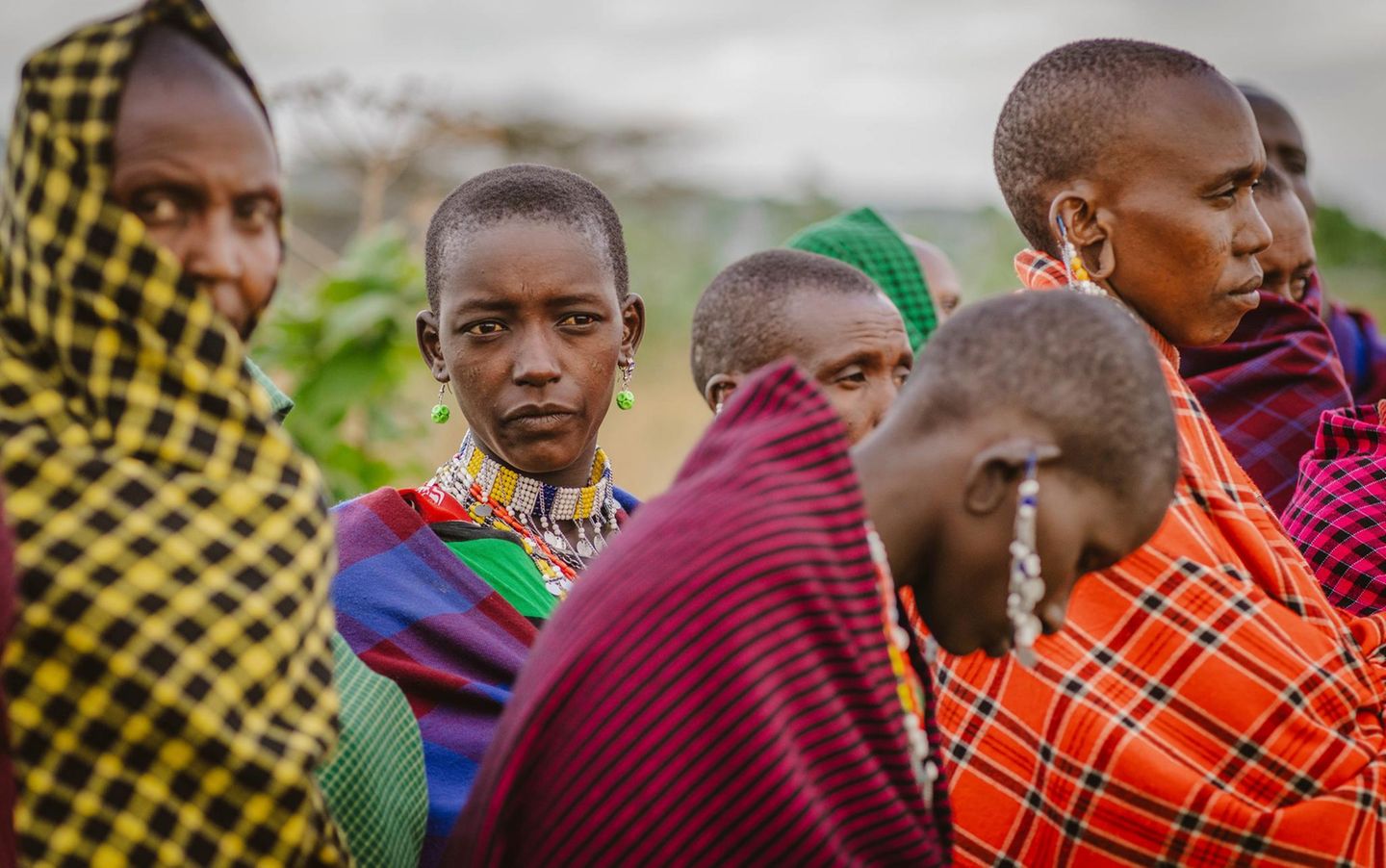 Eine Gruppe von Frauen nimmt an einer Diskussion mit einem Menschenrechtsanwalt teil