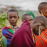 Eine Gruppe von Frauen nimmt an einer Diskussion mit einem Menschenrechtsanwalt teil