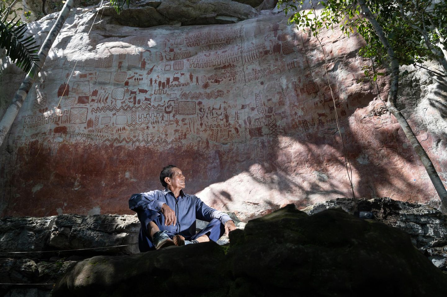 Victor Calcedo posiert vor der Felskunst in La Serrania de La Lindosa Guaviare in Kolumbien
