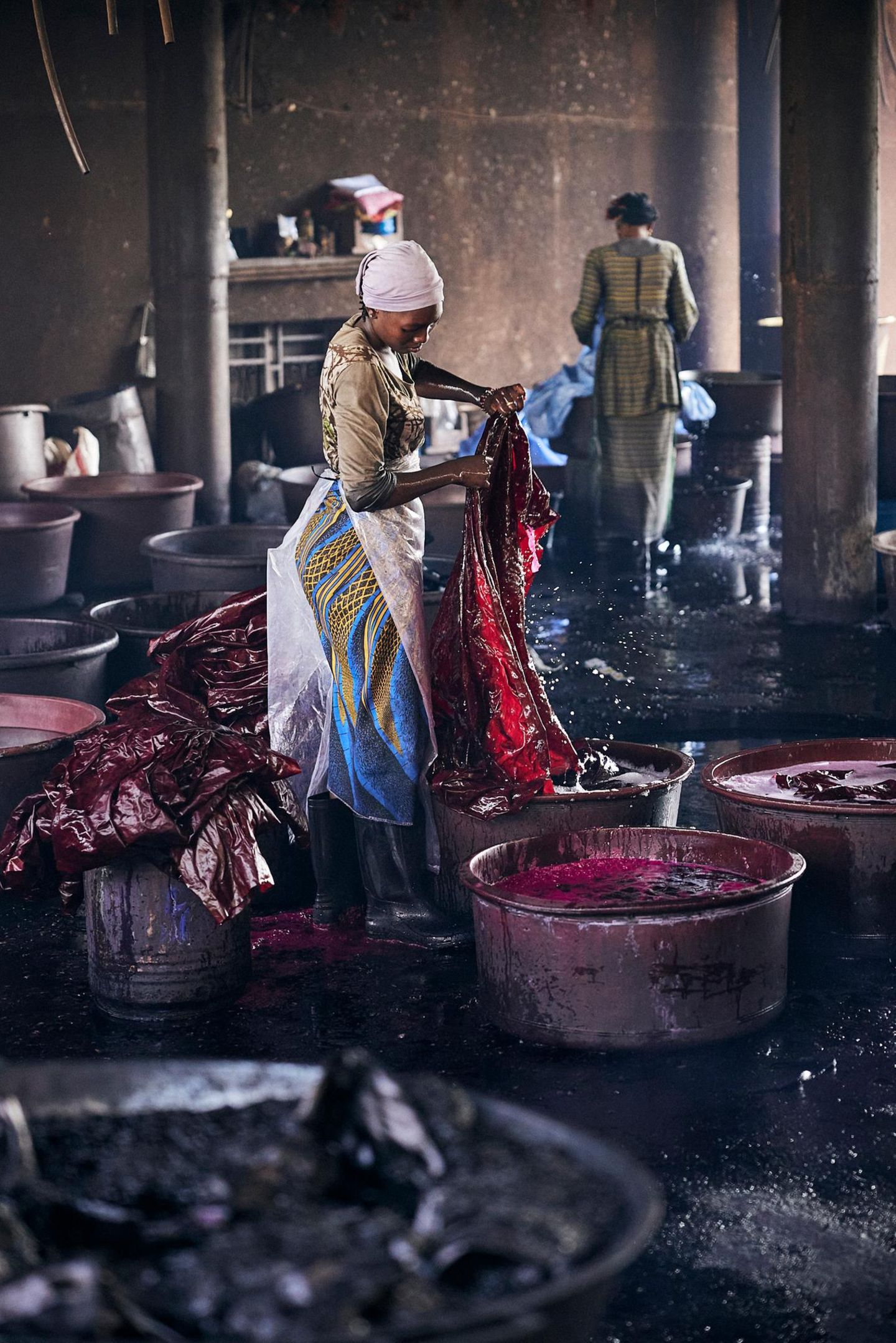 59 Altine Koulibaly spült Damast Stoff nach dem Färben aus