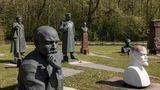 Ausrangierte sowjetische Denkmäler, darunter Lenin und Stalin