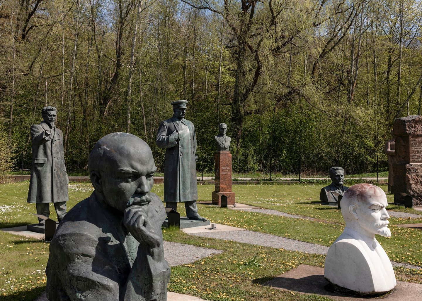 Ausrangierte sowjetische Denkmäler, darunter Lenin und Stalin