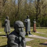 Ausrangierte sowjetische Denkmäler, darunter Lenin und Stalin